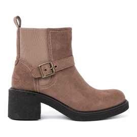 Shelvt Botas beige elegantes en un talón estable