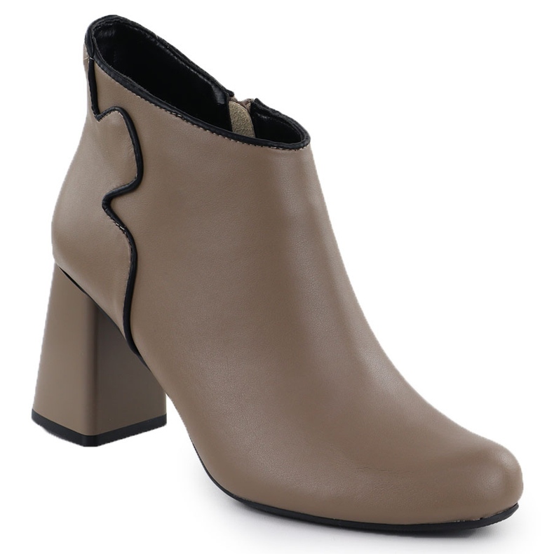 Botas elegantes de cuero en la publicación beige jezzi oli21-2