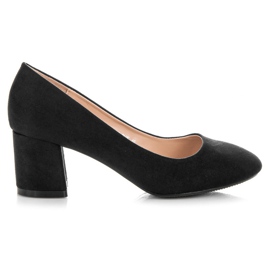 Fama Zapatos de tacón de ante en un pilar negro