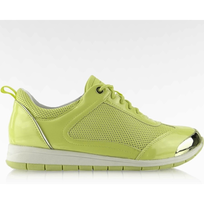 Zapatillas deportivas con una placa verde Y621.
