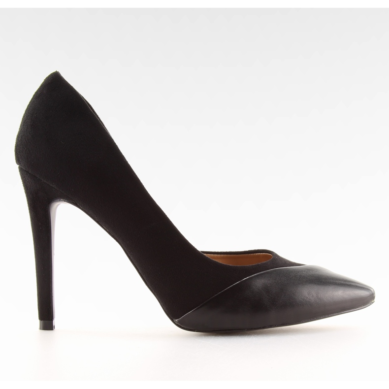 Zapatos de tacón de ante negros en el talón