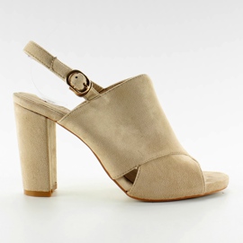 M227P Sandalias de tacón ancho beige.