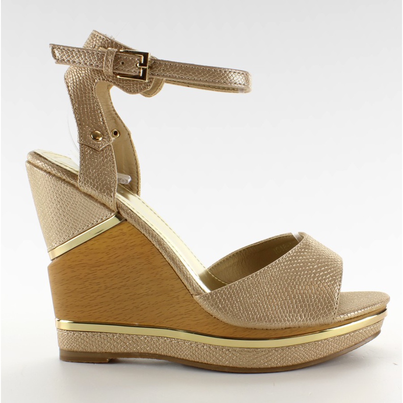 Sandalias elegantes en cuñas altas. marrón