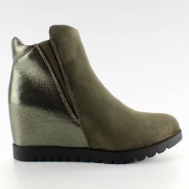 Botas de mujer en una cuña caqui oculta verde