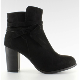 Botas negras de tacón alto con lazo negro