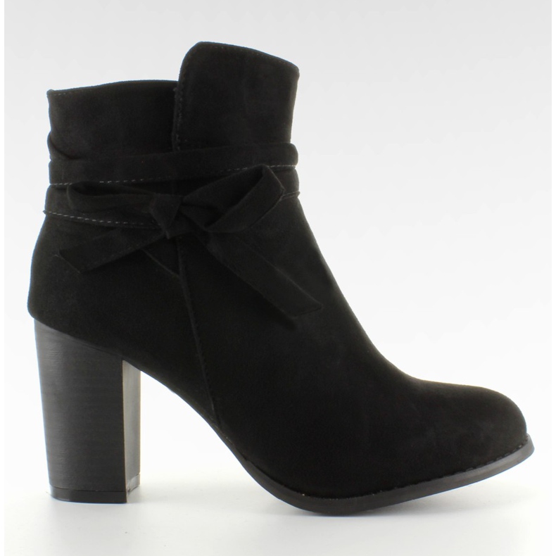 Botas negras de tacón alto con lazo negro