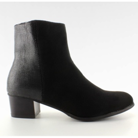 Botas delgadas con tacones anchos negros