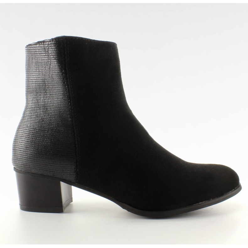 Botas delgadas con tacones anchos negros
