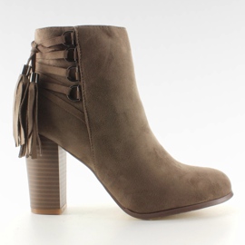Botas bien formadas con tacón caqui estable