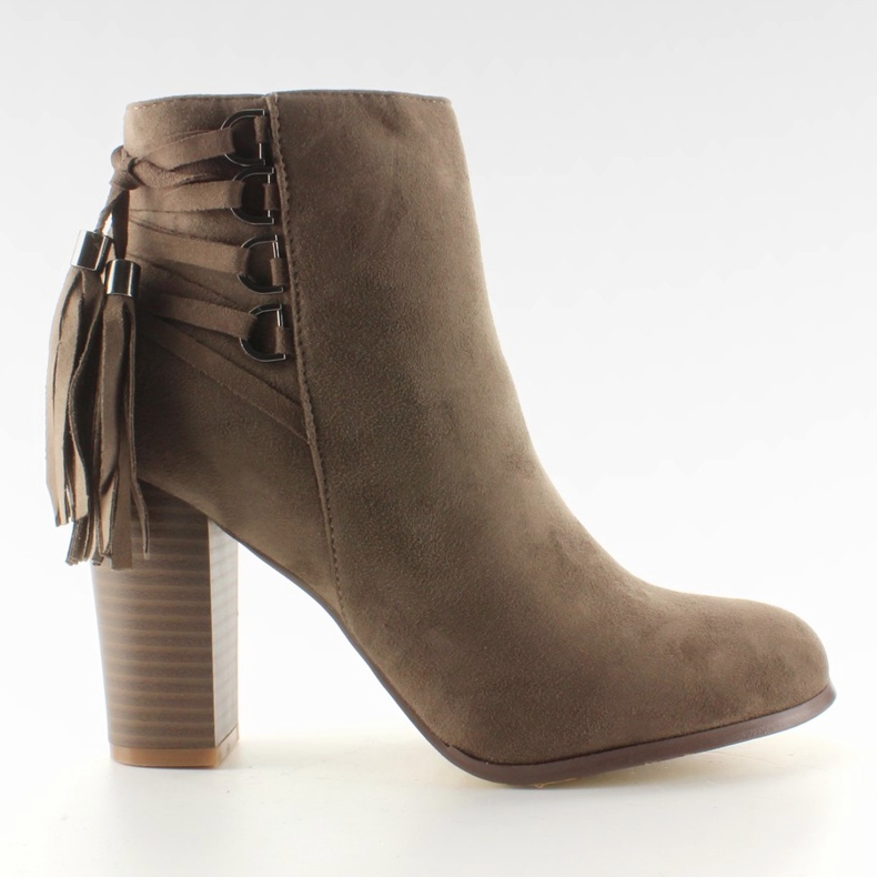Botas bien formadas con tacón caqui estable
