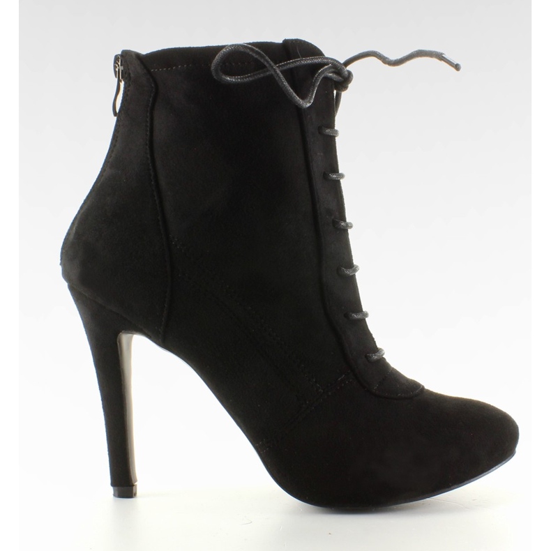 Tacones con cordones negros