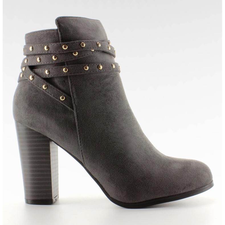 Botas de ante gris con tacones anchos