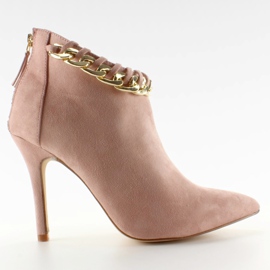 Botas en un alfiler con una cadena de gamuza rosa