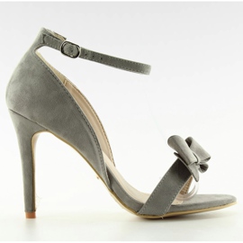 Sandalias en un pin con un lazo gris 6101