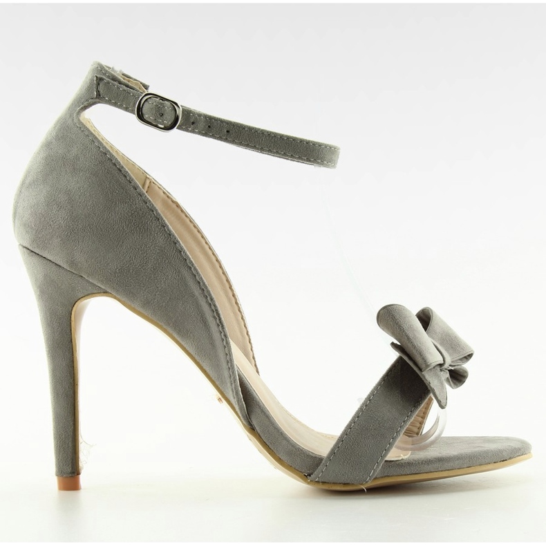 Sandalias en un pin con un lazo gris 6101