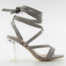 Sandalias grises con tacones transparentes