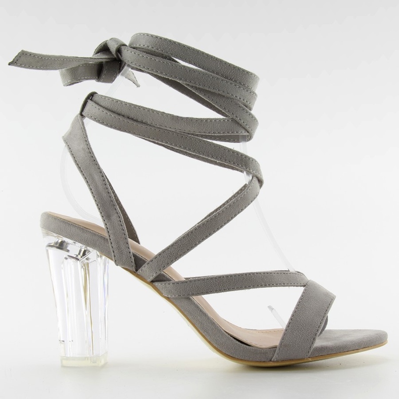 Sandalias grises con tacones transparentes
