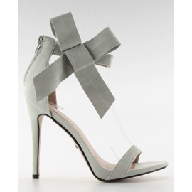 Sandalias en un pin con un lazo gris jz-6340