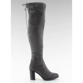 Botas sobre la rodilla en un cómodo tacón gris gris