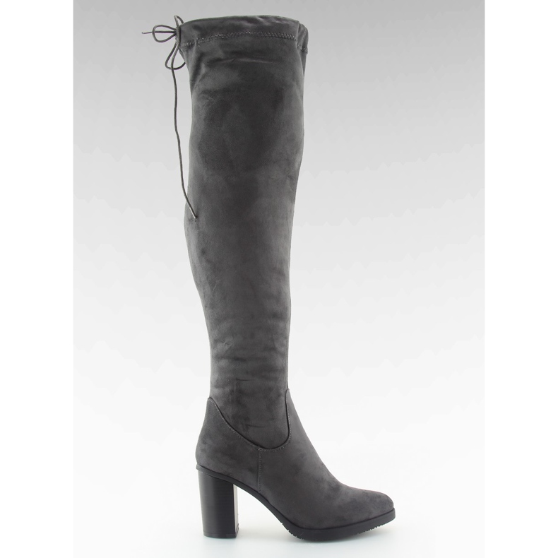 Botas sobre la rodilla en un cómodo tacón gris gris