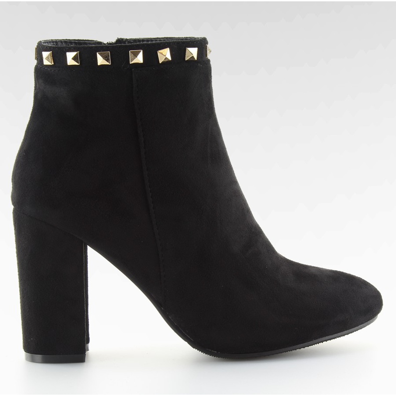 Botas negras de tacón con tachuelas negras negro