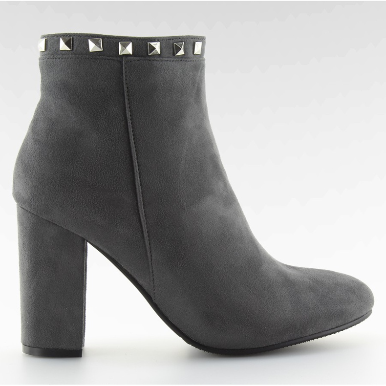 Botas de tacón grises y grises con tachuelas Botas de tacón grises y grises con tachuelas