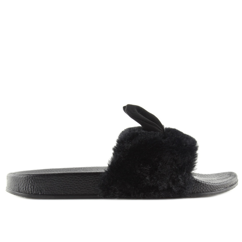 Zapatillas negras negras con pelo y orejas. negro