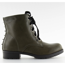 Botas y zapatos con tachuelas verdes del ejército verde