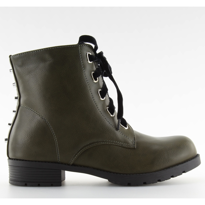 Botas y zapatos con tachuelas verdes del ejército verde