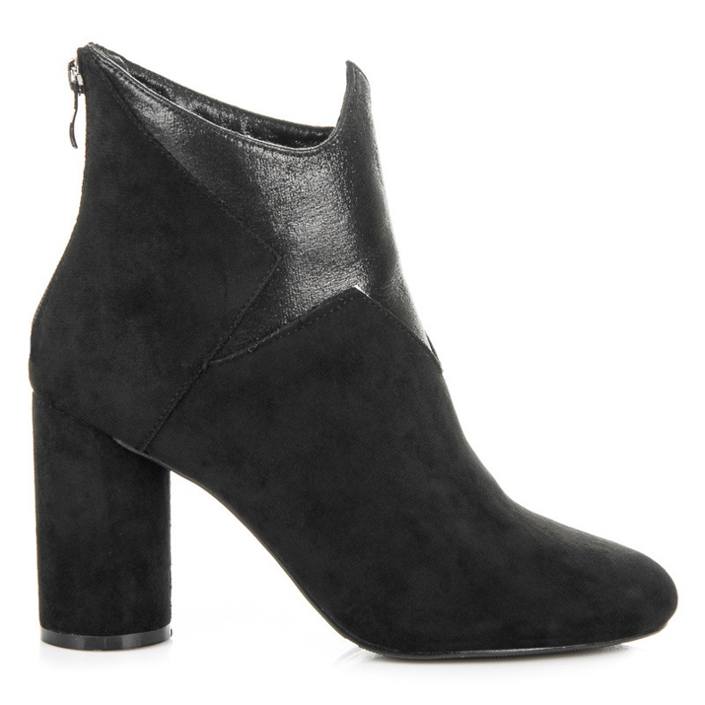 Vices Botas en un poste negro