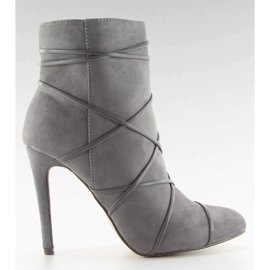 Botas grises de ante gris con tacón de aguja