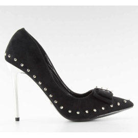 Tacones negros con tachuelas y lazo negro