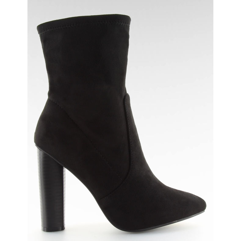 Botas en el puesto negro SY23P negro