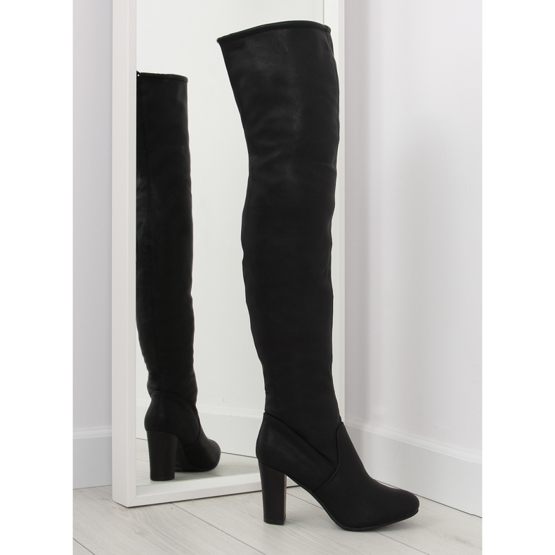Botas negras de tacón hasta el muslo negro