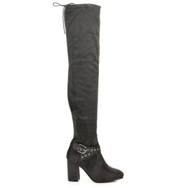 Erynn Botas mosqueteras con hebilla decorativa gris Erynn Botas mosqueteras con hebilla decorativa gris