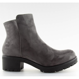 Botas de mujer grises con tacones anchos.