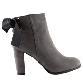 Botas Grises En Un Poste Gris A852 Gris