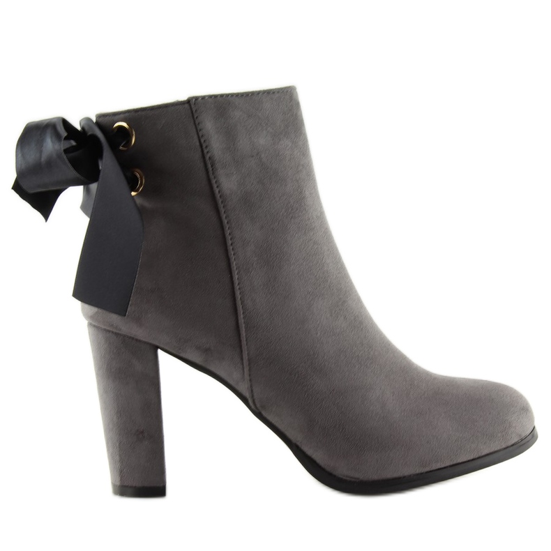 Botas Grises En Un Poste Gris A852 Gris