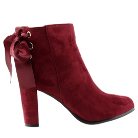 Botas en el post vino burdeos A852. rojo
