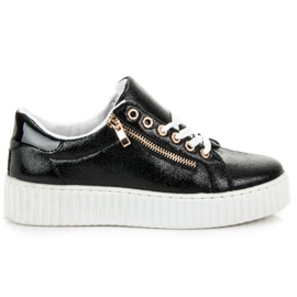 Zapatillas con cordones en la plataforma. negro