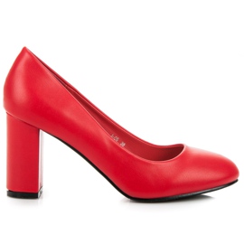 Bombas rojas en un pilar rojo