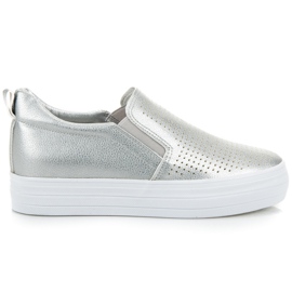 Slipons en la plataforma gris