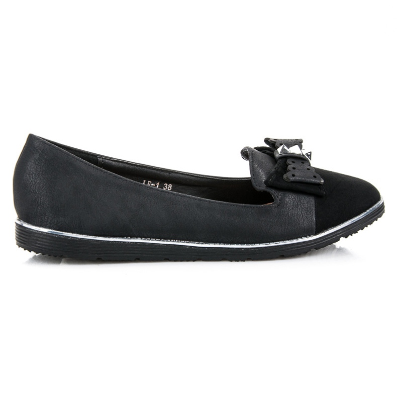 Ch. Creation Señorita con un arco negro