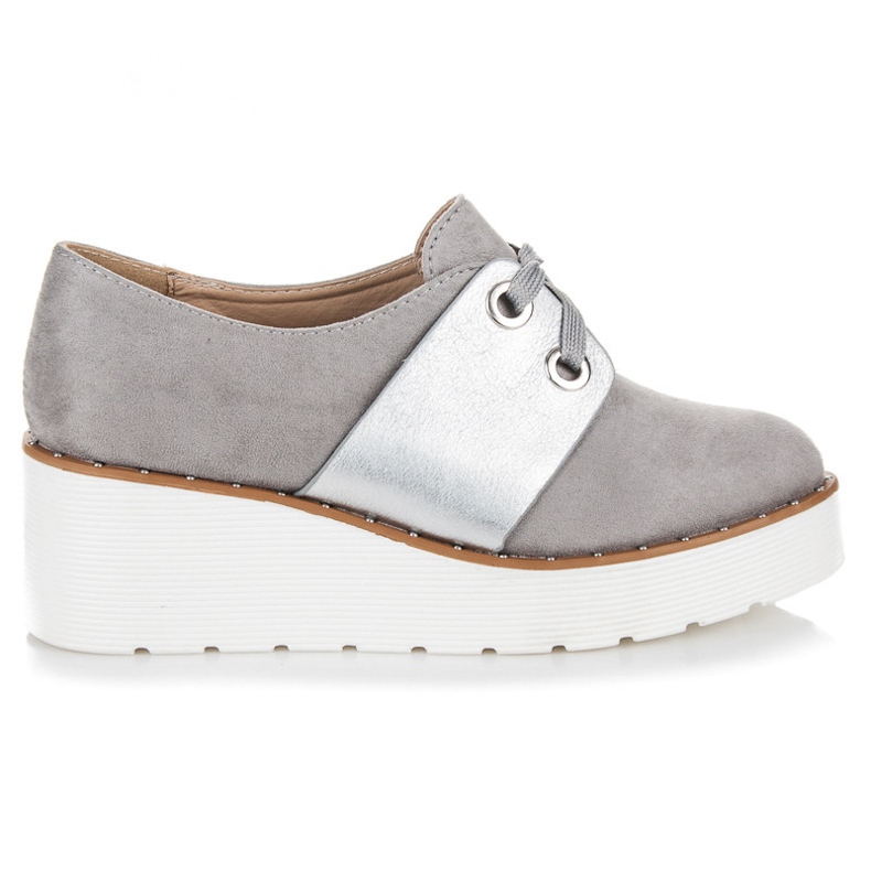 Seastar Brogues atados en la plataforma gris