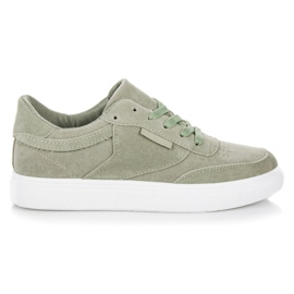 Zapatillas en la plataforma verde