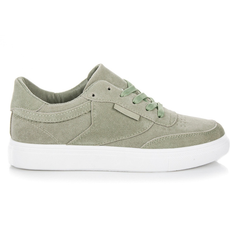Zapatillas en la plataforma verde