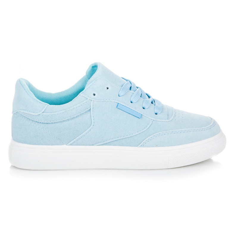 Zapatillas de deporte en la plataforma azul