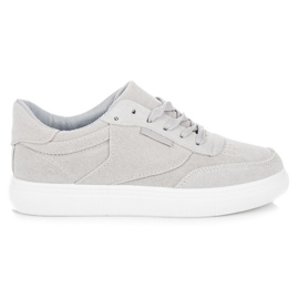 Zapatillas en la plataforma gris