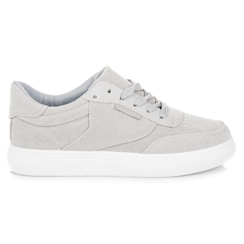 Zapatillas en la plataforma gris
