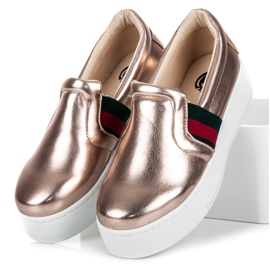 Kylie Slipons en la plataforma rosa
